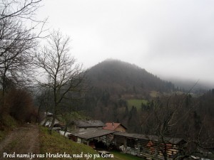 Pred nami je vas Hruševka, nad njo pa Gora