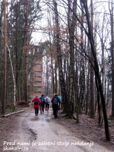 Pred nami je zaletni stolp nekdanje skakalnice