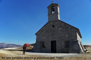 Na novo pozidana cerkvica je posvečena sveti Trojici