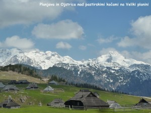 Planjava in Ojstrica nad pastirskimi kočami na Veliki planini