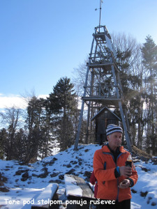 Tone pod stolpom ponuja ruševec