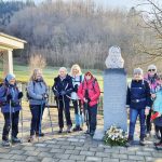 Pohodnice ob spomeniku Cankarjevi Materi